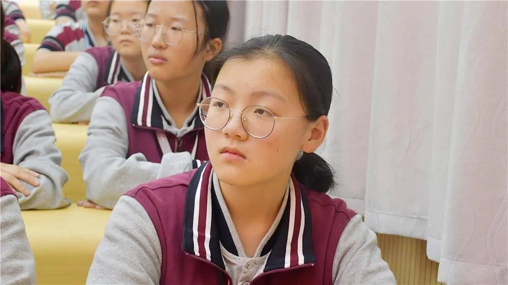 他一眼爱上妻子，拍戏30年挣的钱都上交，爱好回家吃饭做家务